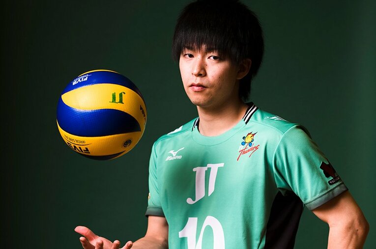 入団１年目の井上航はサーブレシーブ成功率で レギュラーラウンド2位と大活躍。日本代表。 ／ photograph by Tadashi Shirasawa