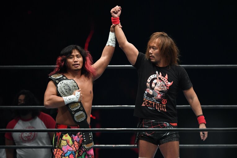 高橋ヒロム（左）と内藤哲也