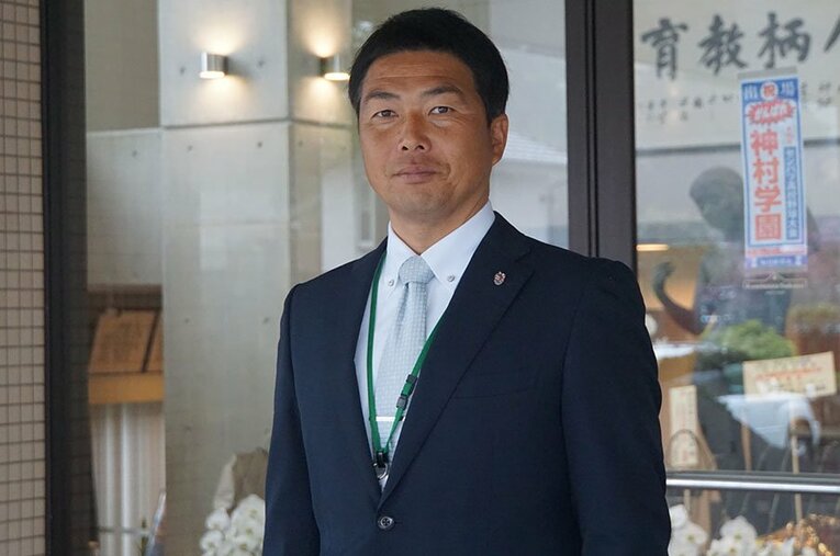 神村学園の野球部を率いる小田大介監督、41歳 ／ photograph by Kei Nakamura