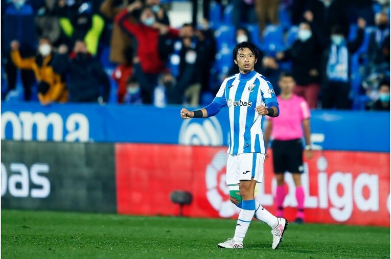 柴崎岳vs岡崎慎司が《ユニフォームを引っ張ってバチバチ》 撮影カメラマンが凍えそうな雨中で捉えた“熱いバトル”の瞬間(20)