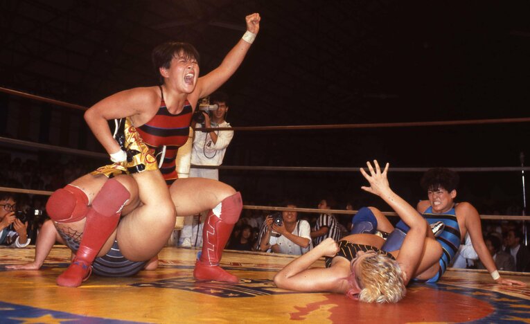 極悪同盟を相手に見せ場を作る。千種のサソリ固めはハイライトシーンのひとつだった　©東京スポーツ新聞社