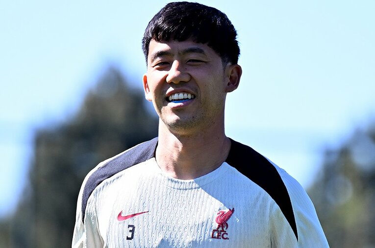 リバプールのプレミアリーグ優勝に貢献した遠藤航。移籍の噂が各メディアで出る中で……ファンはどう考えている？ ／ photograph by Andrew Powell,Liverpool FC/Getty Images
