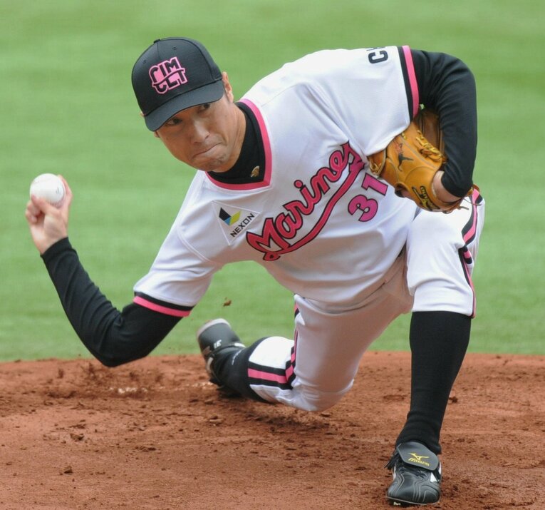 渡辺俊介のサブマリン投法 ©KYODO