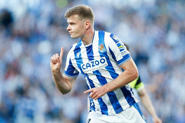 「クボはノルマル（普通）よ」辛口おばあちゃんにバルで遭遇も…カメラマンが撮った久保建英21歳の“軽快ドリブル＋母・祖母のような愛”(21)