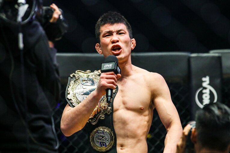 ONEライト級王座のベルトを肩にかける青木真也　©ONE Championship Susumu Nagao