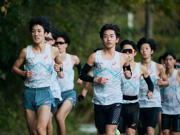 ハローキティをあしらったコーポレートロゴが付いたウェアで練習をする選手たち　©Yuki Suenaga