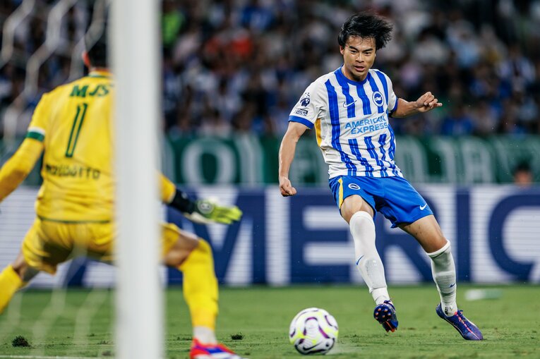 日本ツアーで三笘が見せた「ヒールターンからの必殺ドリブル突破とアウトサイドシュート」（全15枚）©Kiichi Matsumoto