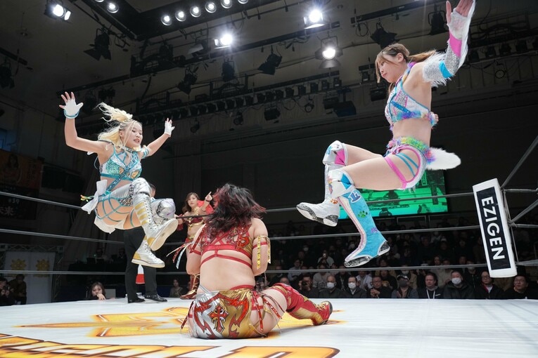 林下詩美にドロップキックを放つビクトリア弓月と岩谷麻優　©Essei Hara