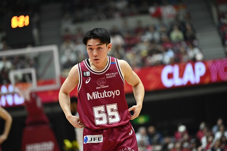 初挑戦のBリーグで存在感を見せる岡田のプレー　©B.LEAGUE