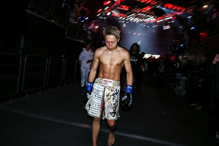 うつむきながら引き揚げる武尊　©ONE Championship Susumu Nagao