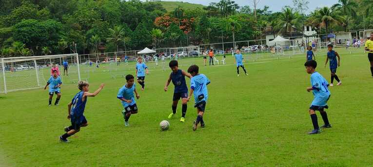 真ん中の濃紺のユニフォームが清竹君　©Hiroaki Sawada