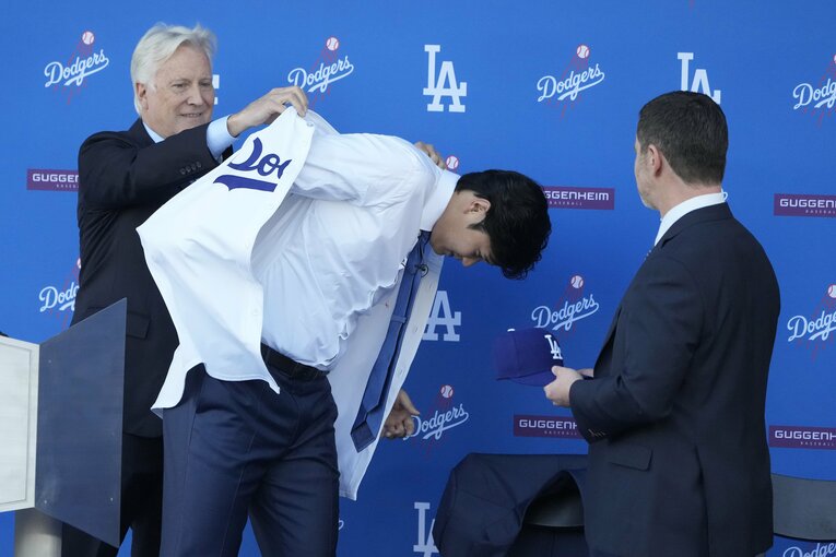 ユニフォームを着るまでもひと苦労　©AP/AFLO