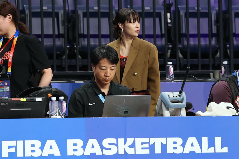 フィンランド戦を観戦に訪れたテレ朝SPブースターの広瀬すず。真夏の沖縄にもかかわらず厚手の服装がSNSで話題に　©JIJI PRESS