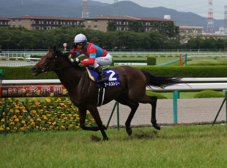 宝塚記念を制したアーネストリーと佐藤哲三　©Satoshi Hiramatsu