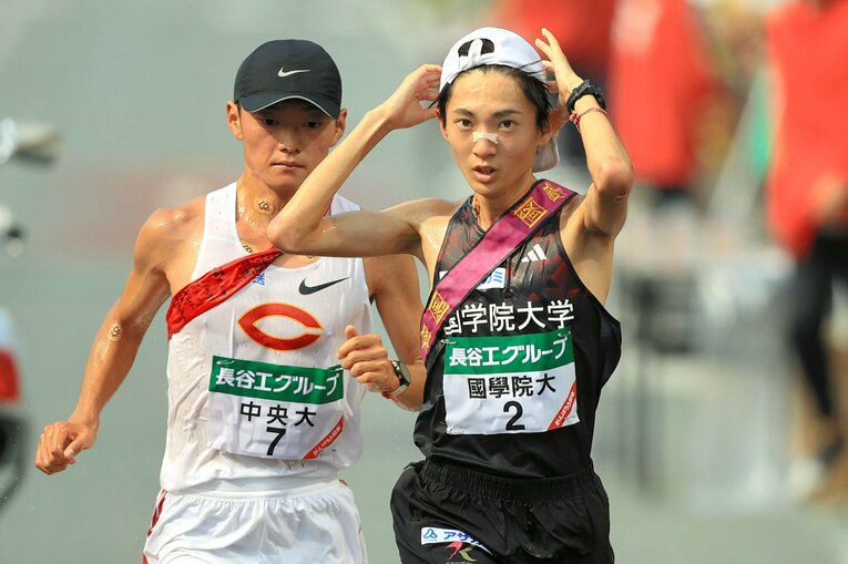 7区で競り合う國學院大の平林清澄（3年）と中央大の湯浅仁（4年）。平林は区間賞を獲得　©JIJI PRESS