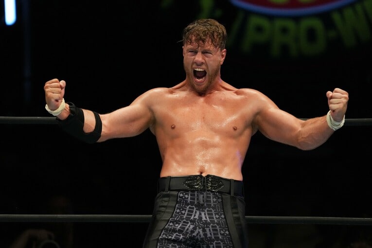 オカダ・カズチカからピンフォールを奪い雄叫びをあげるウィル・オスプレイ