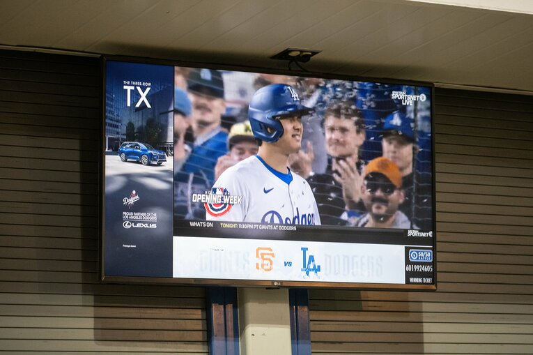 ドジャース球場に設置されたテレビで　©Nanae Suzuki