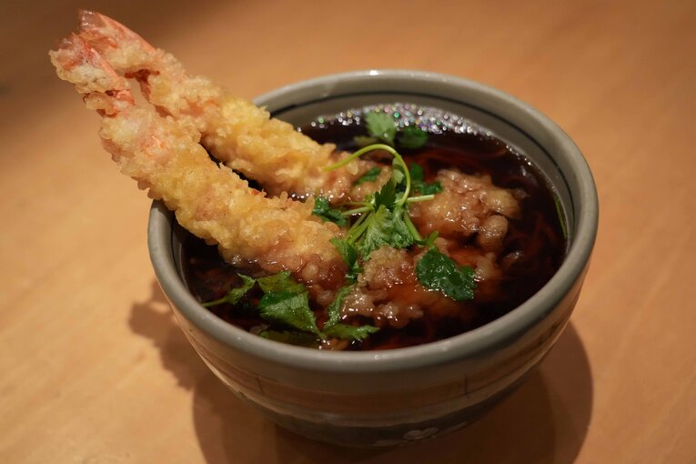 温かい天ぷら蕎麦。猪木は揚げ玉を入れて「たぬき」にするときもあった