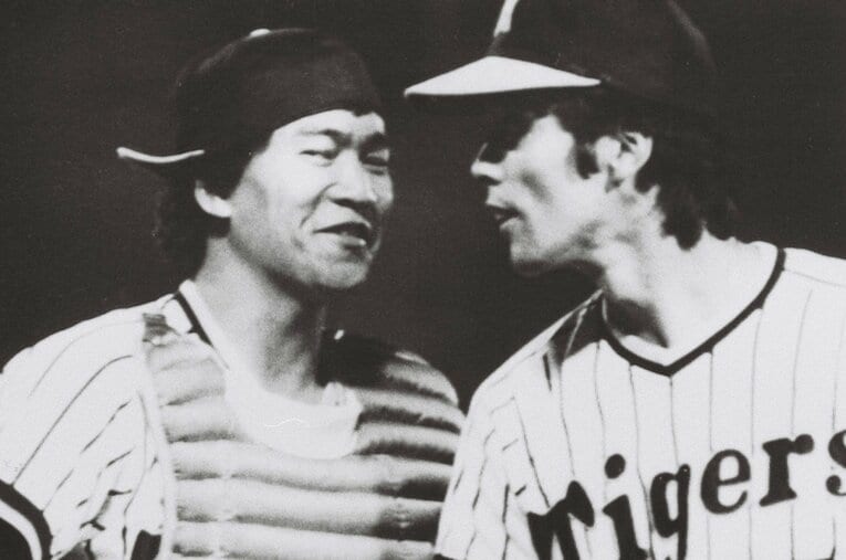 阪神に移籍して江本孟紀（右）らベテラン投手の球を受け、若菜嘉晴（左）は大きく成長した。そんな若菜が見た小林繁と江川卓の直接対決とは ／ photograph by KYODO
