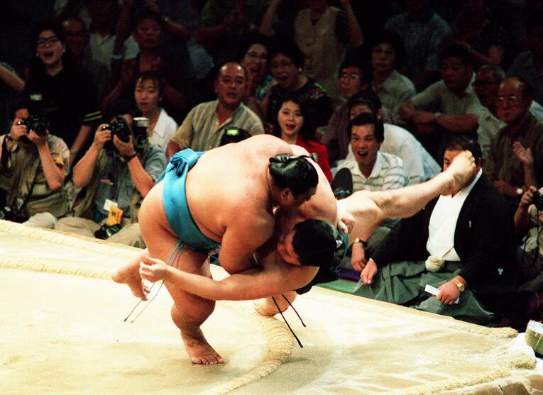 1994年7月場所、貴ノ花を下手投げで破り、全勝優勝（初優勝）を決めた　©JIJI PRESS
