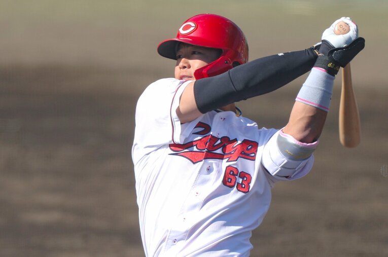 紅白戦で3点二塁打を放つ、高卒3年目の内田湘大 ／ photograph by JIJI PRESS