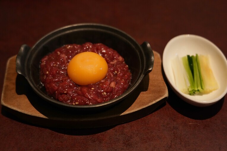 焼きユッケ。このまま器ごと網に乗せて加熱する