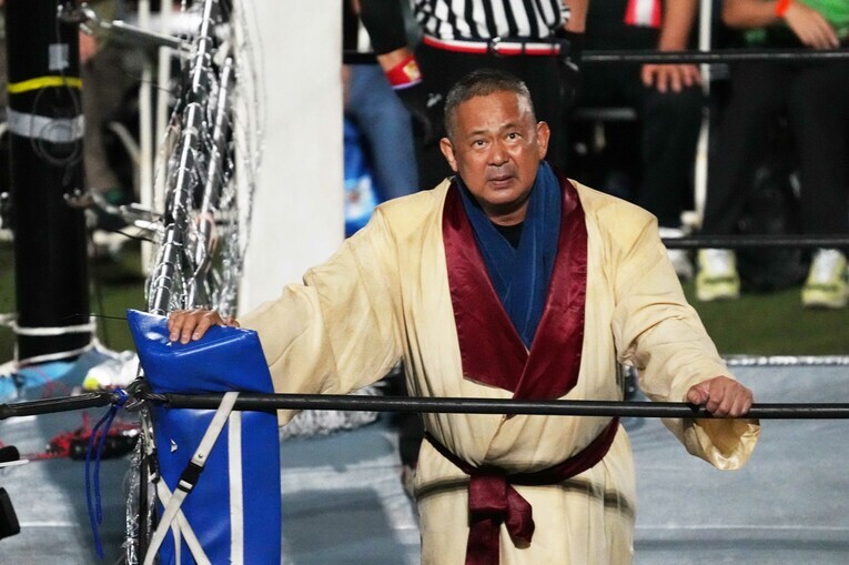 富士通スタジアム川崎のスタンドを見つめる西村修　©Essei Hara