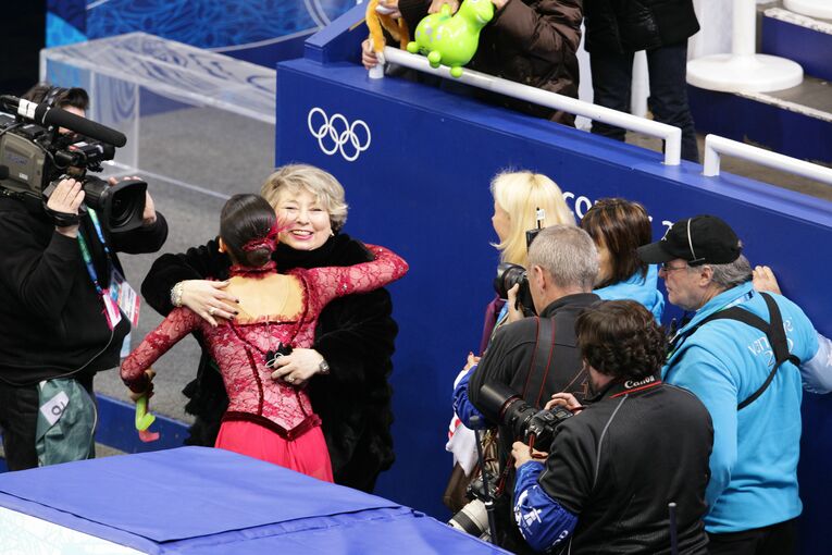 2010年バンクーバー五輪、演技を終えた浅田真央を抱きしめるコーチのタチアナ・タラソワ　©JMPA
