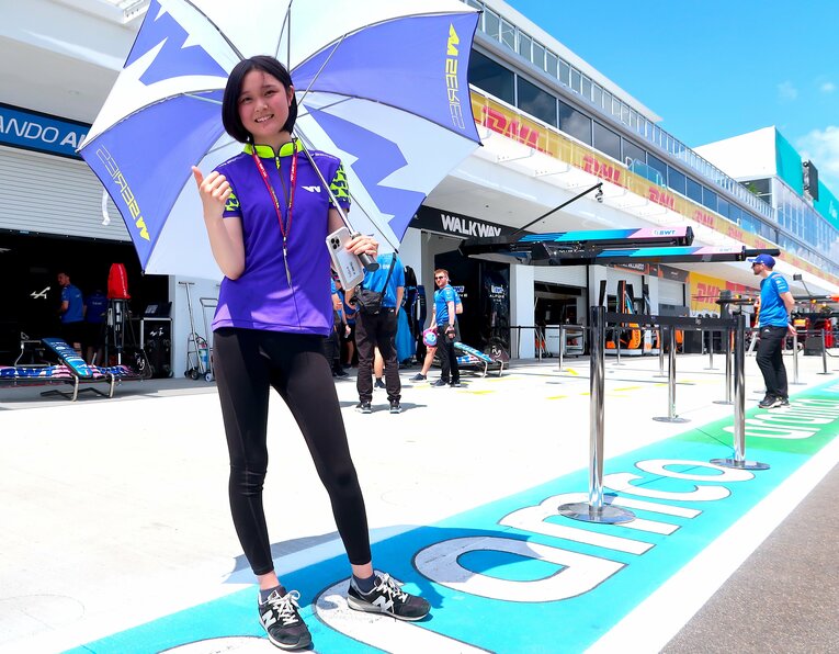 過去にはラジオのパーソナリティを務めるなど、レースファン以外からの注目度も高まりつつある