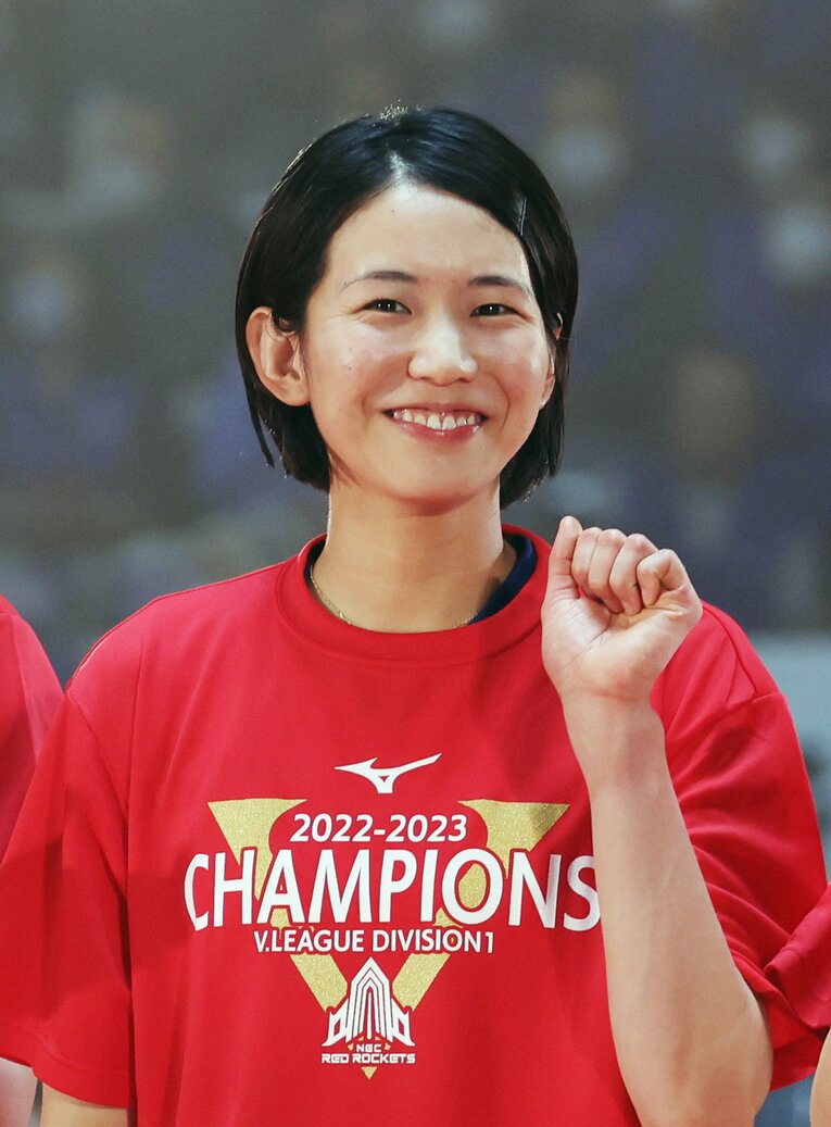 6年ぶりにVリーグを制したNECレッドロケッツ。古賀は自身2度目となる最高殊勲選手賞に輝いた　©︎JIJI PRESS