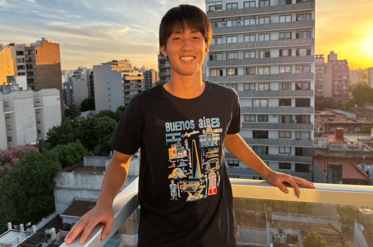 インタビューに応じてくれた貴田遼河（20歳）。アルゼンチンでの生活も板についてきたようだ（写真＝事務所提供）　©Ryoga Kida