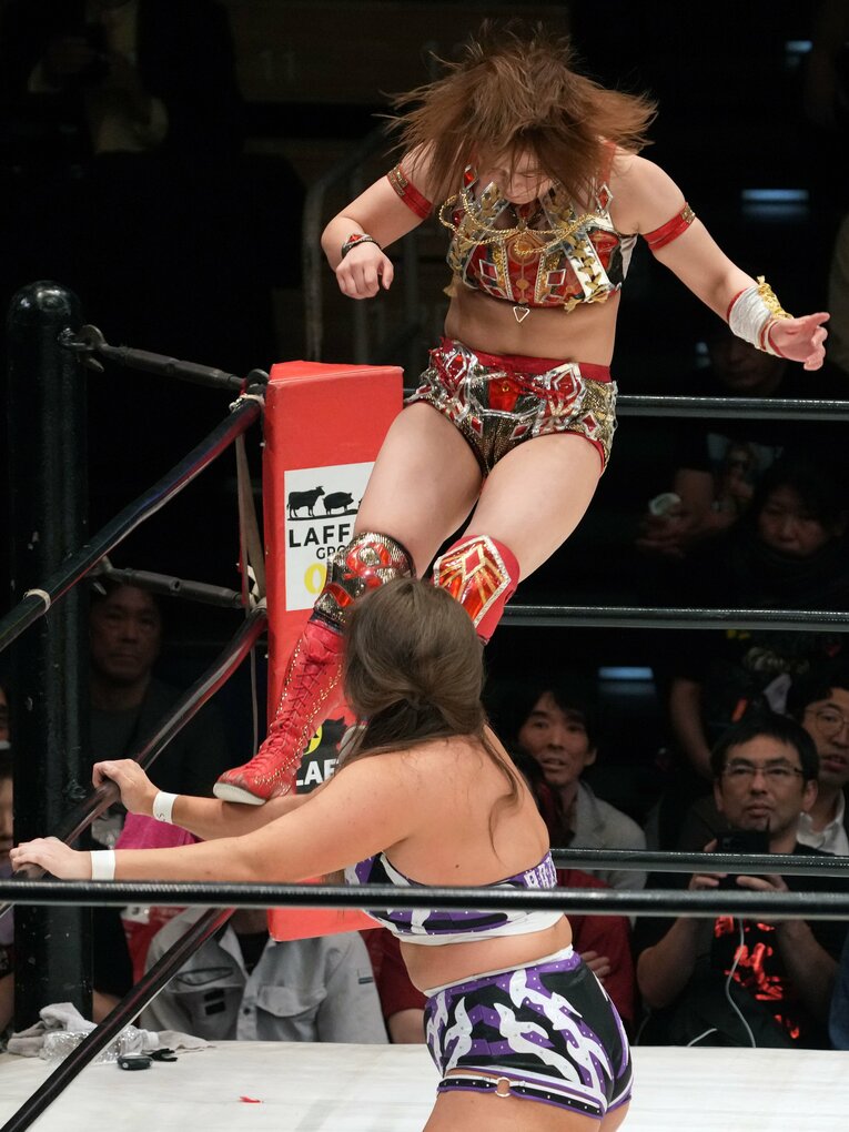 ボジラの腕にドロップキックを放つSareee　©Masashi Hara