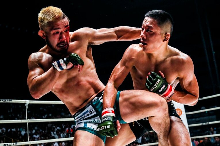 2018年7月、扇久保博正（左）は『RIZIN.11』で堀口恭司に判定負け。修斗時代にも一本負けを喫しており、大晦日の『RIZIN.40』で3度目の正直に挑む ／ photograph by RIZIN FF Susumu Nagao