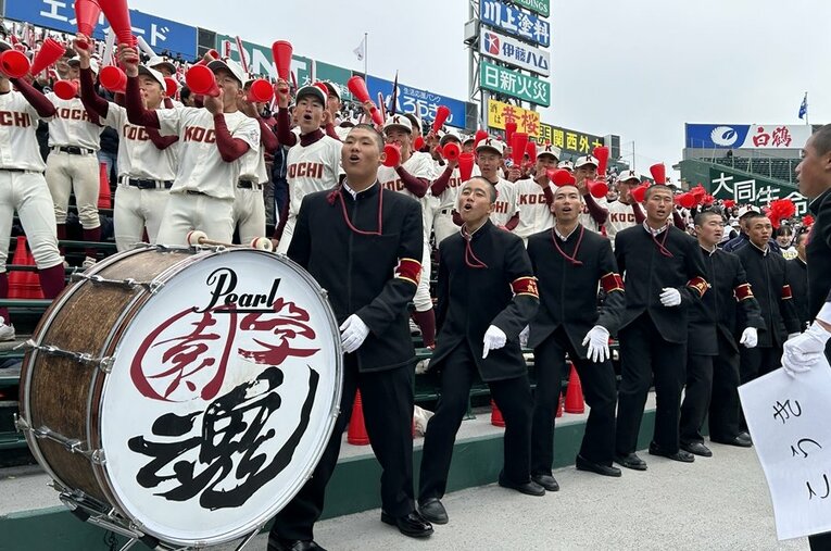 学ランスタイルの高知野球部応援団。昭和な雰囲気は健在だ　©Yukiko Umetsu