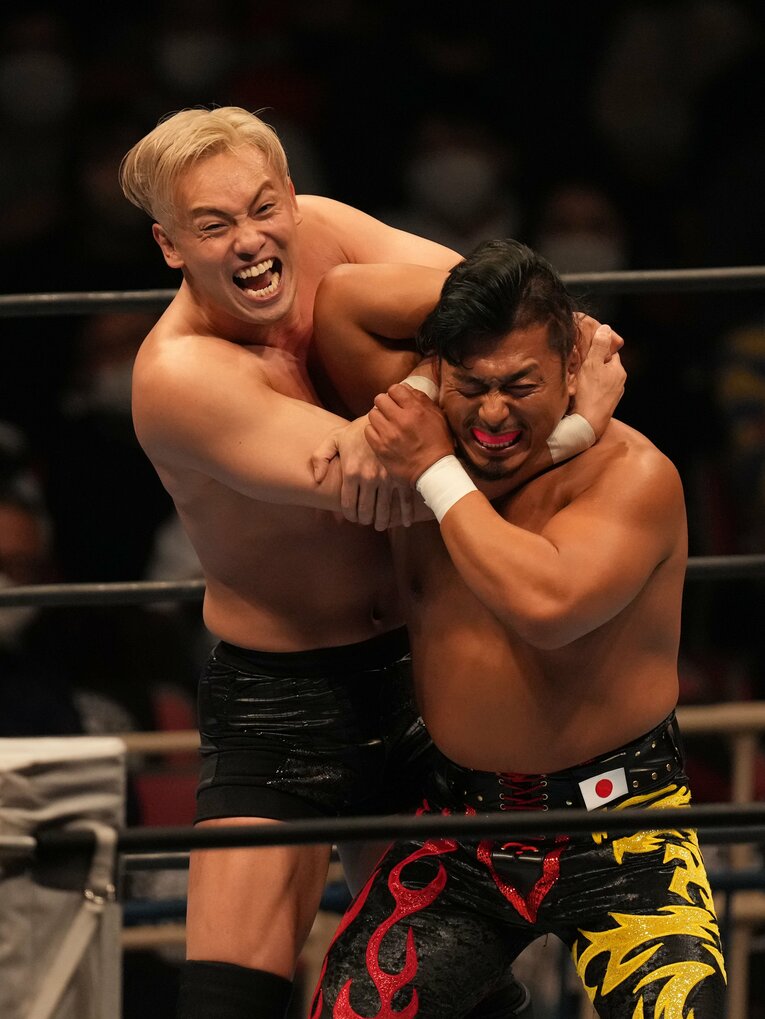 2月11日、大阪府立体育会館。コブラクラッチで鷹木信悟を攻めるオカダ