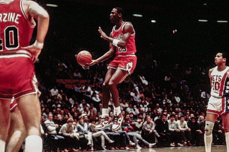 1984年のドラフトでシカゴ・ブルズに入団したジョーダン。彼が履いた「AIR JORDAN」は初年度から爆発的な売上を記録した ／ photograph by AFLO