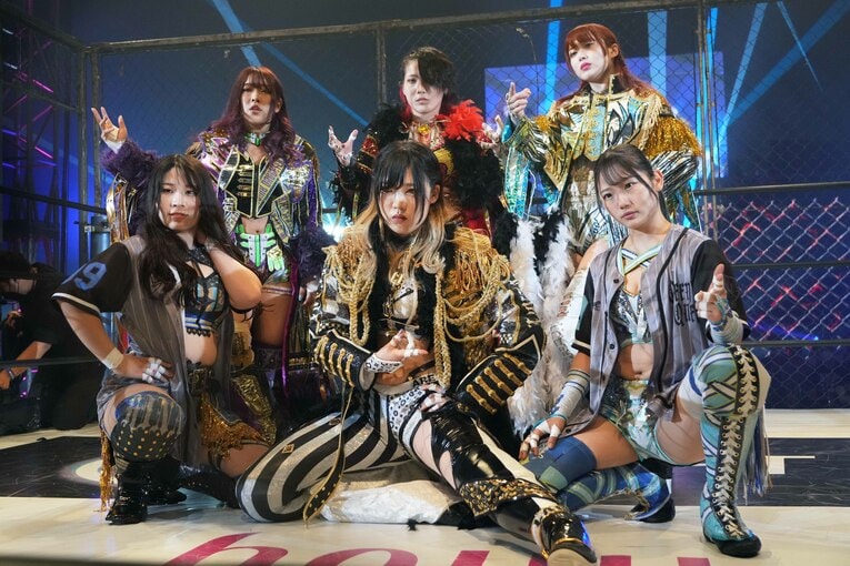 クイーンズ・クエストの6人。手前左から妃南、レディ・C、天咲光由。奥左からAZM、林下詩美、上谷沙弥