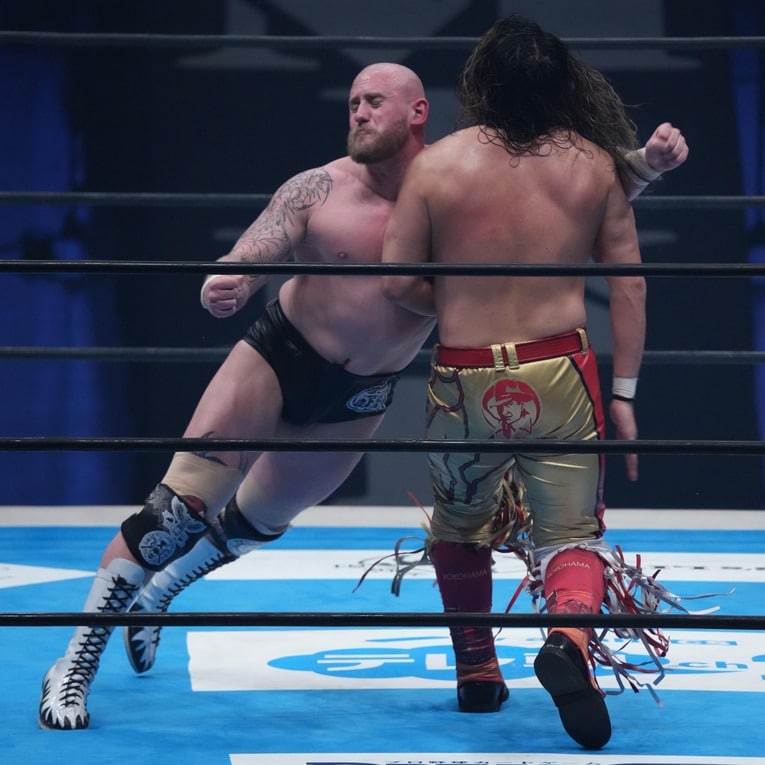 ラリアットを叩き込むゲイブ・キッド　©Essei Hara