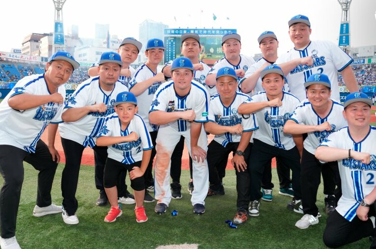 ヒーローインタビューに登場した牧秀悟と影武者軍団。本人以上に活躍を喜んだ　写真は球団公式SNSより ／ photograph by YDB