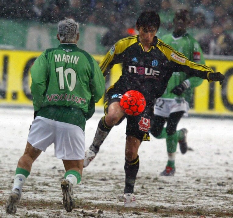 2005年、雪のなかでプレーするマルセイユ時代の中田浩二　©JIJI PRESS