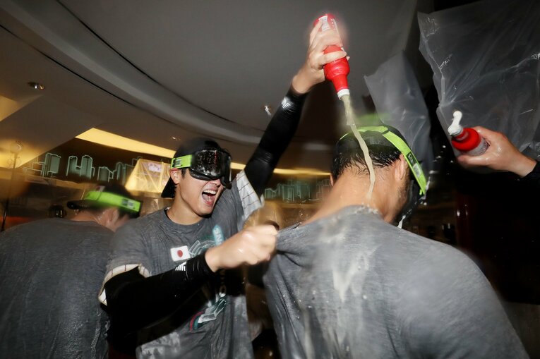 ダルビッシュ有の背中にシャンパンを流し込む大谷翔平　©Getty Images