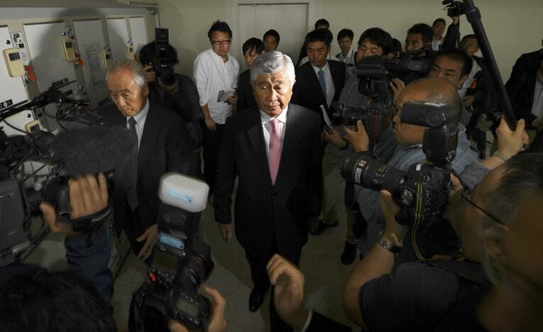 突如決まった記者対応も多くのメディアが伊丹空港に駆けつけた　©KYODO