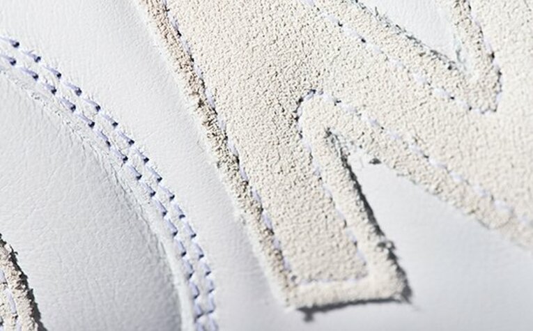 ニューバランスのシンボル「N」のロゴを白くするのはもちろん、ステッチさえも白い糸を使用している。これぞ“白スニ”の真髄！