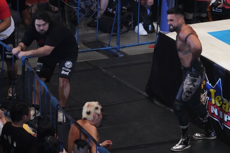 セコンドとしてフェンスを押さえるウルフアロン　©Masashi Hara