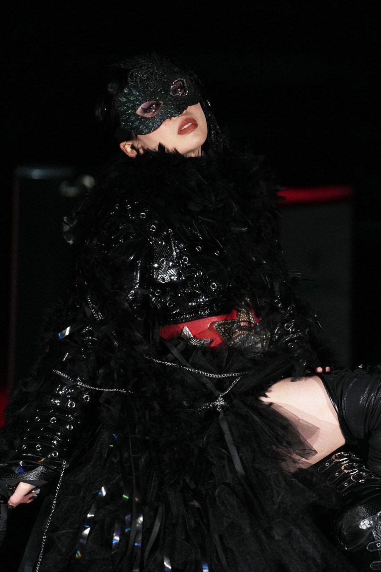 黒いマスクをつけて入場した上谷沙弥。2025年12月29日、両国国技館　©Masashi Hara