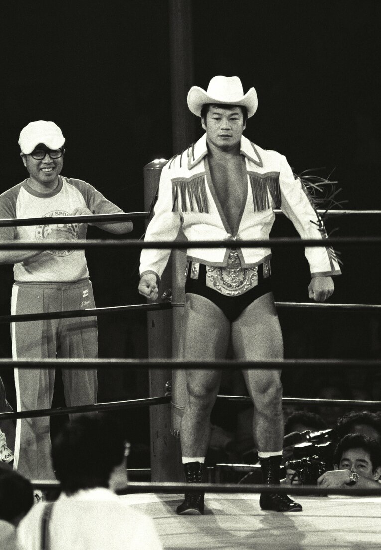 1981年9月、メキシコ・スタイルのリング・コスチュームで登場。セコンドに野末陳平氏の姿も
