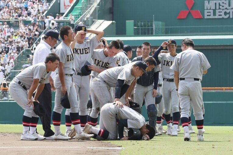 泣き崩れる仙台育英ナイン ©JIJI PRESS