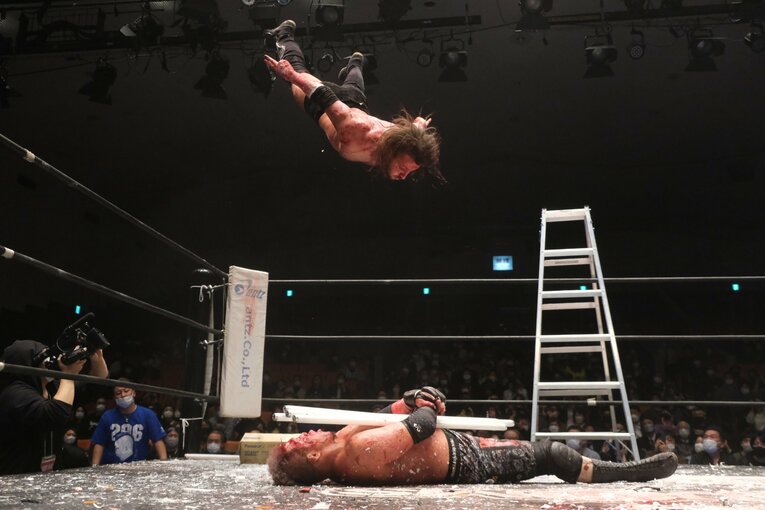 「デスマッチ・イズ・マイライフ」妻の急死を乗り越えた“クレイジー・キッド”竹田誠志の決意「蛍光灯やカミソリで傷つけ…でもそれが生きがい」(75)