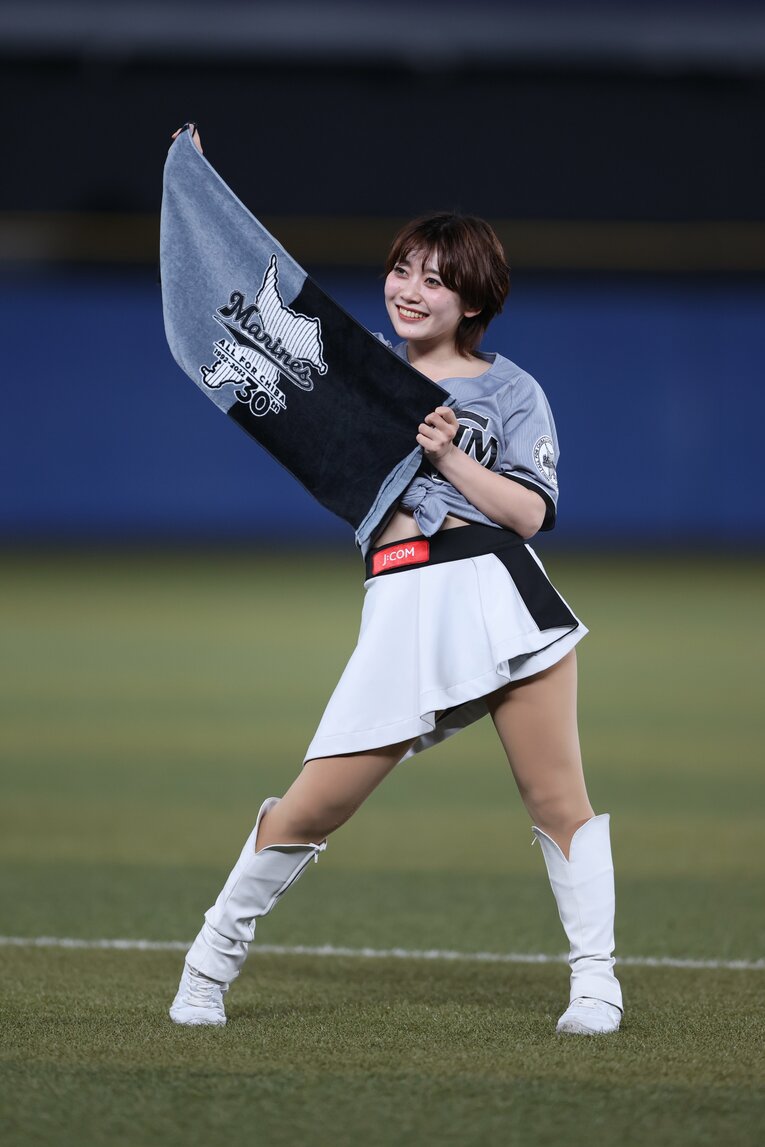 パフォーマンス中のMEIさん。ハードなパフォーマンスを維持するために欠かさないことは毎朝の散歩。最近はサウナにもハマっているそう「整っています！」©︎Chiba Lotte Marines