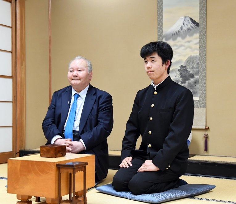 5年前、2016年10月に四段昇段した藤井聡太・現三冠。写真は同年12月24日のプロ初対局、加藤一二三九段戦。中学2年14歳だった藤井四段（当時）は中学校の制服だった　©Sankei Shimbun